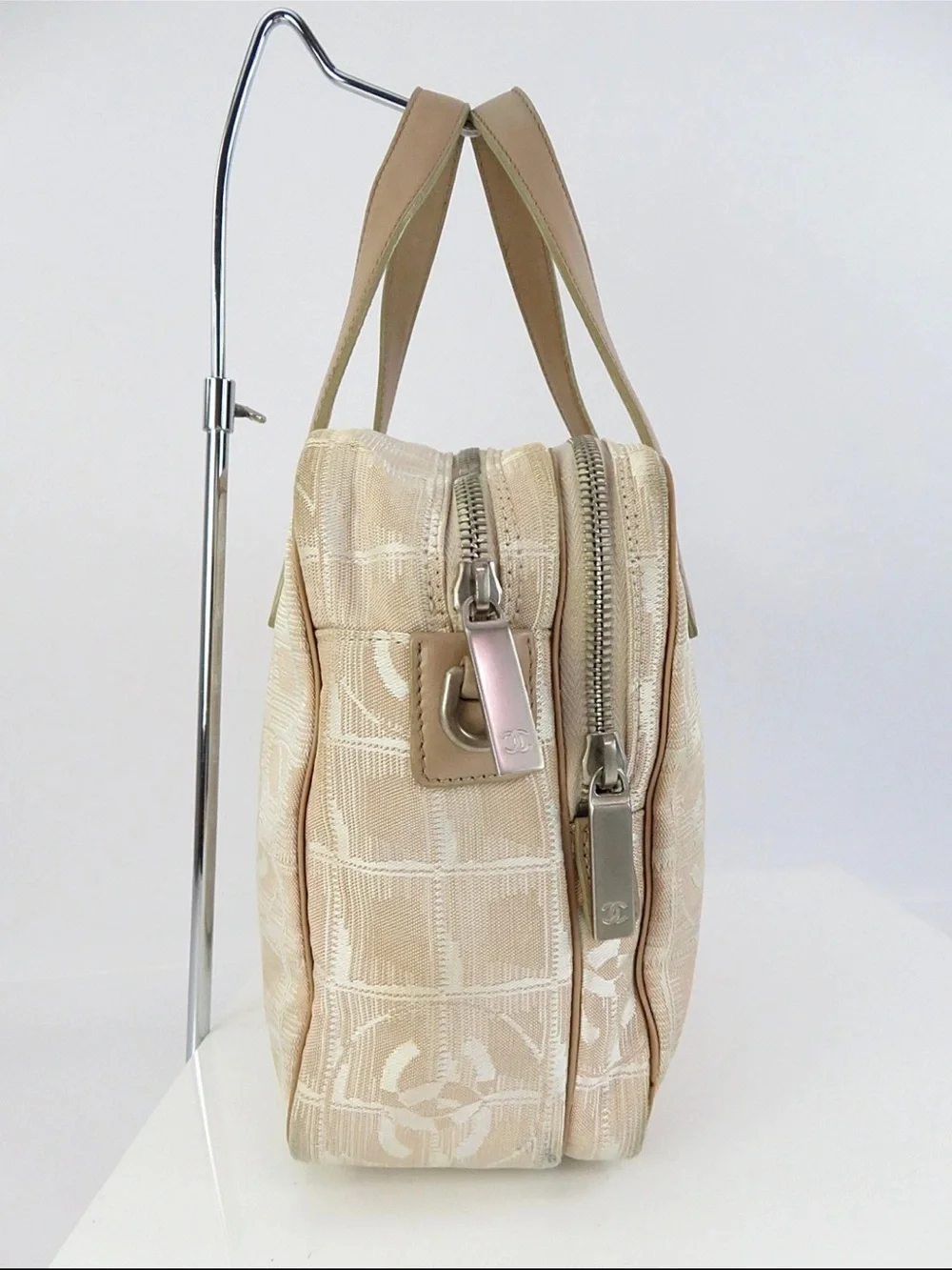 CHANEL Beige Canvas Tote with Signature CC Motif - Picture 3 of 16